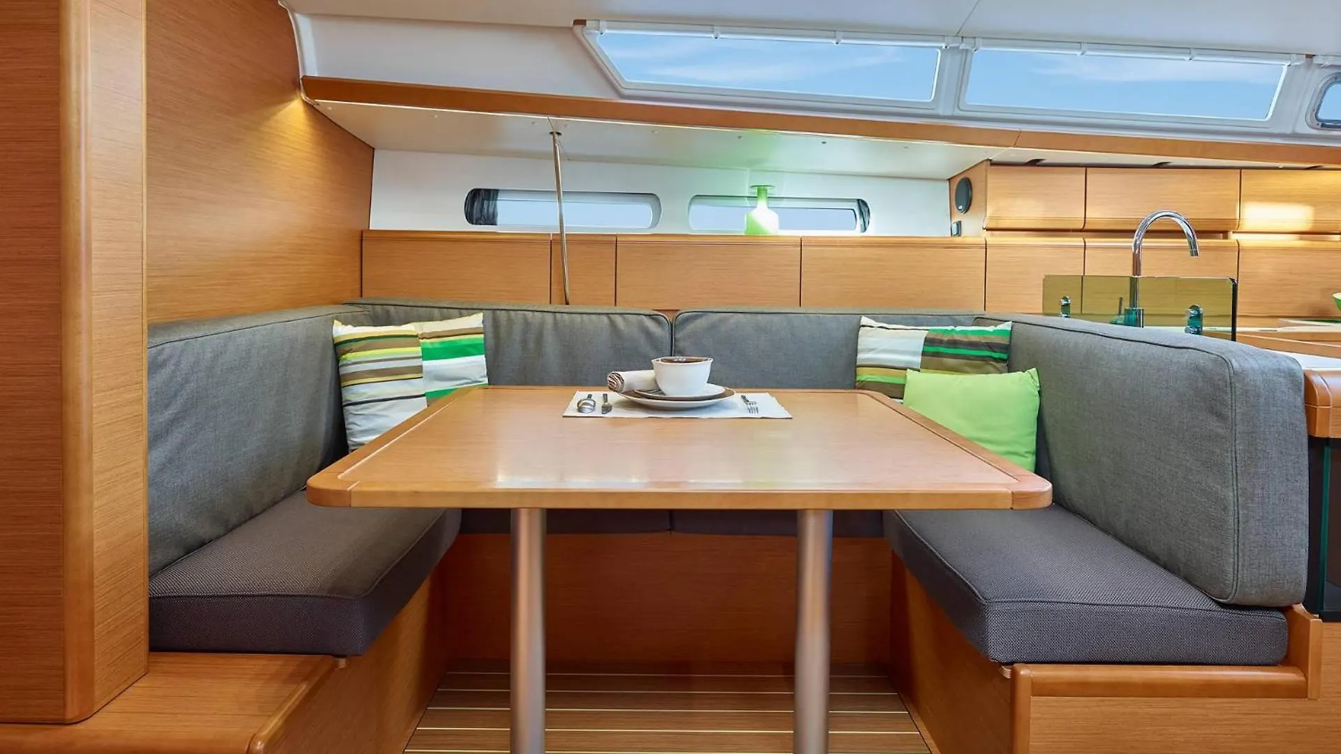 Botel Sleep Aboard A Modern Sailboat In Oeiras Hotel