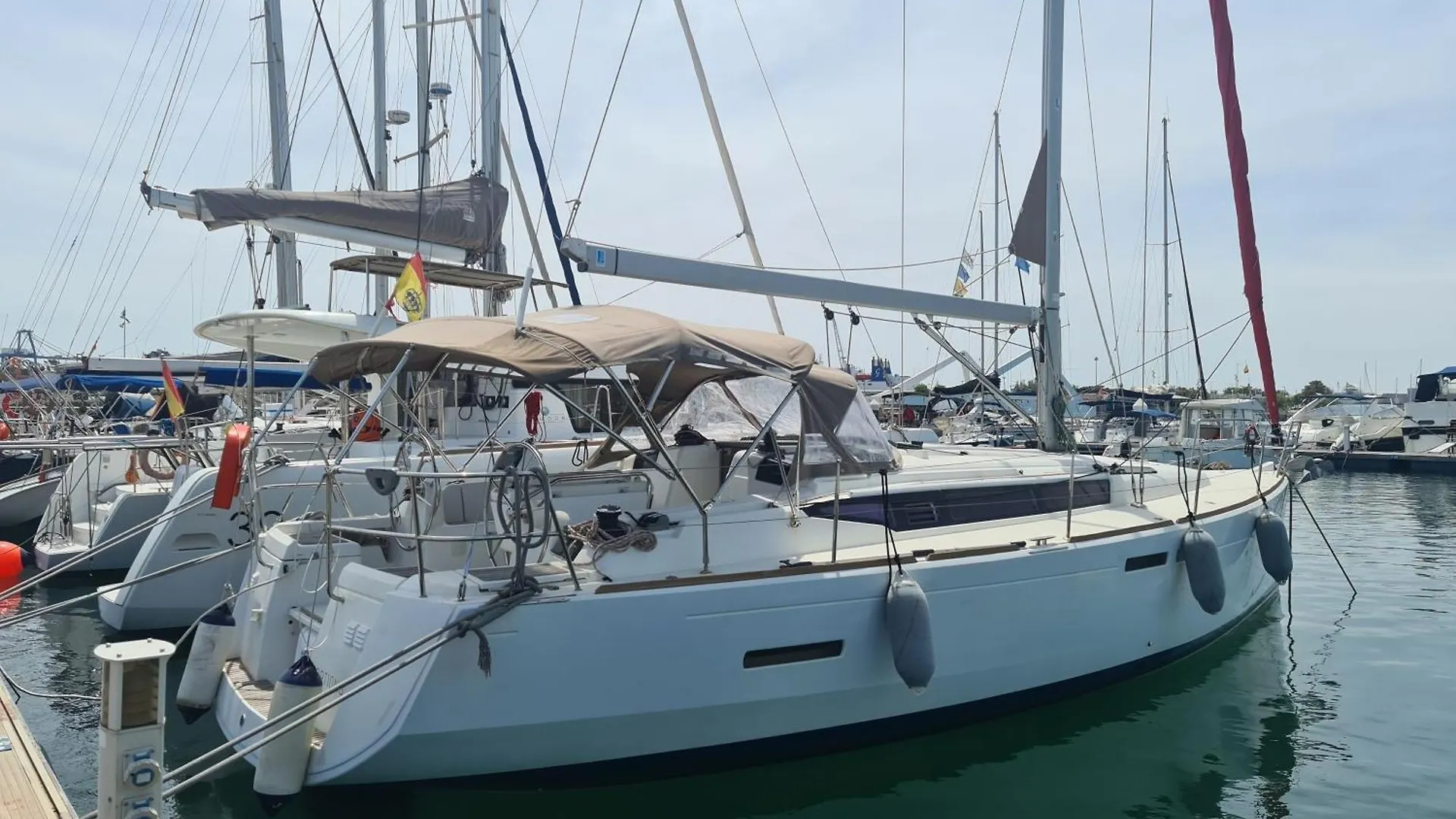 Botel Sleep Aboard A Modern Sailboat In Oeiras Hotel