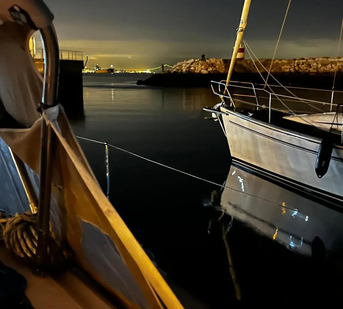 Botel Sleep Aboard A Modern Sailboat In Oeiras Hotel