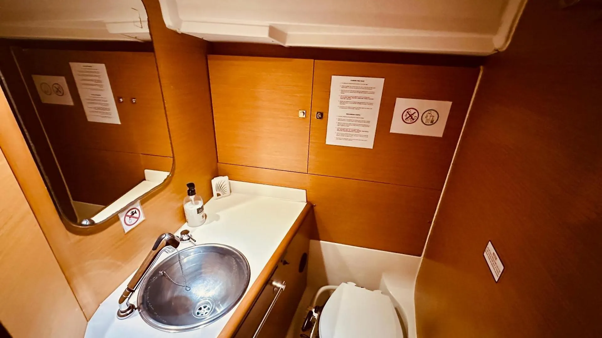Sleep Aboard A Modern Sailboat In Oeiras Hotel